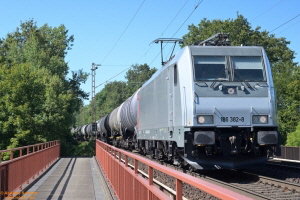 D114813 186 382